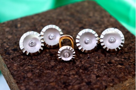 Botões de punho em ouro com abotoadura para sobretudo em formato botão 